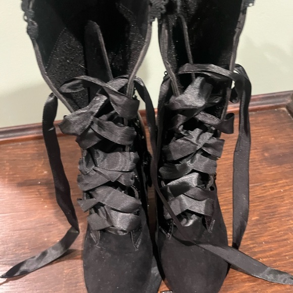 Shoes - 🌟🌟🌟🌟5/$20🌟🌟🌟🌟
Elegant Black Lace-Up Women's Boots